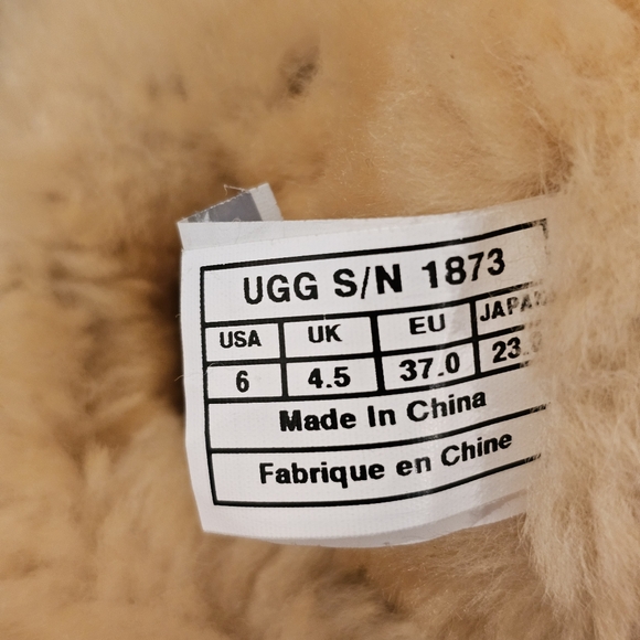 UGG Bailey 3 Button Shearling Boot - Picture 15 of 16